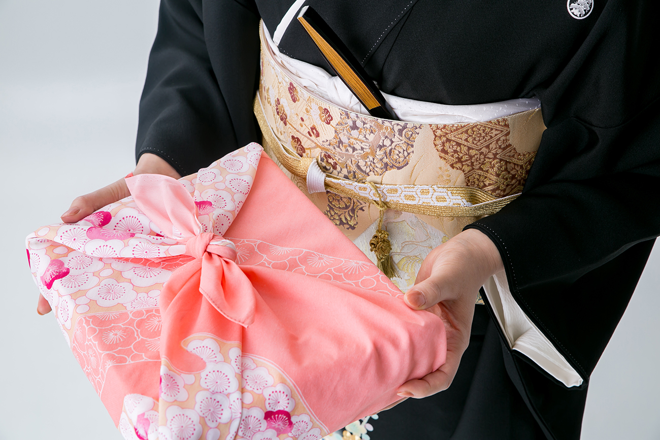 Japanese gift giving tradition and omiyage culture